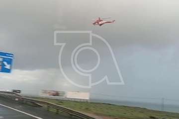 Un helicóptero del GES rescata a un surfista en apuros en aguas de Telde/TA.